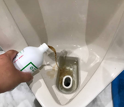 トイレ排水管尿石除去作業