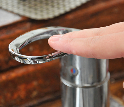 排水管のつまりを大量のお湯で一気に押し出して解消する