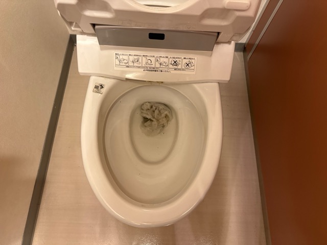 トイレ詰まり修理作業