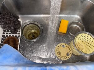 【江戸川区】 シンクつまり修理｜マンションの油汚れを高圧洗浄で解消！