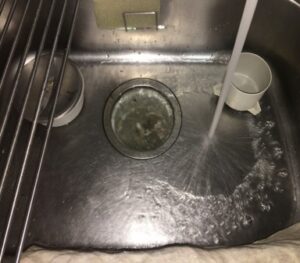 江戸川区のマンションでキッチン油と髪の毛が詰まっていた！